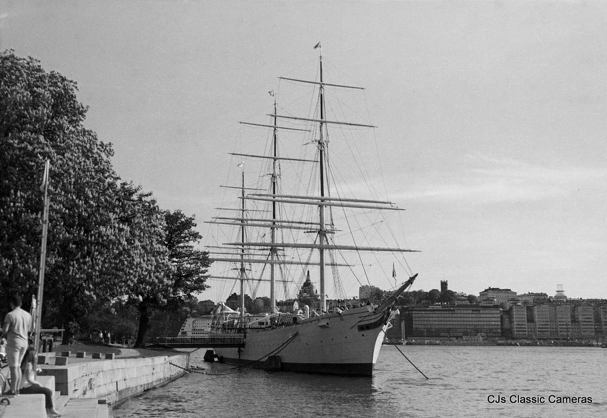 click image for photos Kodak Medallist II